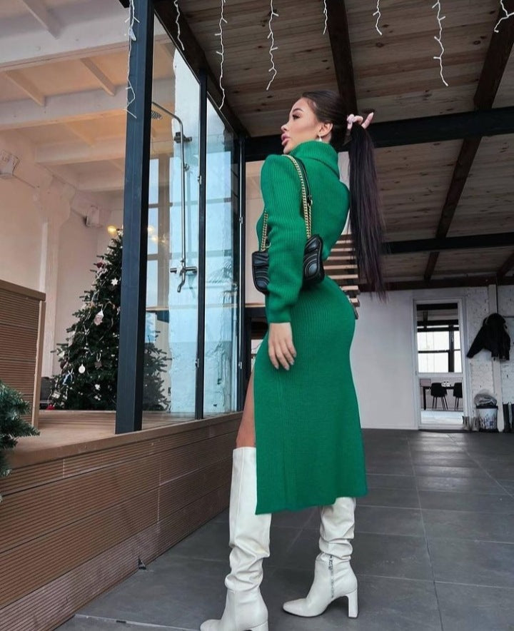 Vestido popular de lana con cuello alto, manga larga y abertura en el muslo