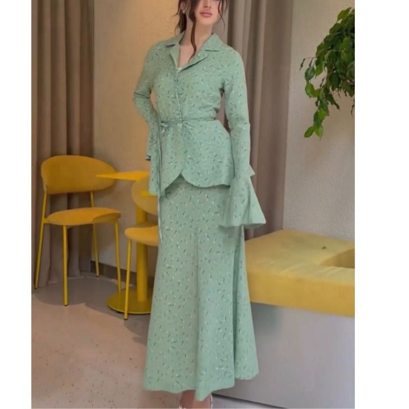 Conjunto de dos piezas de top y falda de manga larga con estampado floral pequeño para mujer