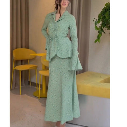 Conjunto de dos piezas de top y falda de manga larga con estampado floral pequeño para mujer