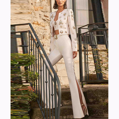 Conjunto de traje de chaqueta corta con cuello redondo y cuentas de la industria pesada con pantalones acampanados divididos