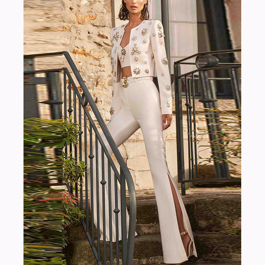 Conjunto de traje de chaqueta corta con cuello redondo y cuentas de la industria pesada con pantalones acampanados divididos