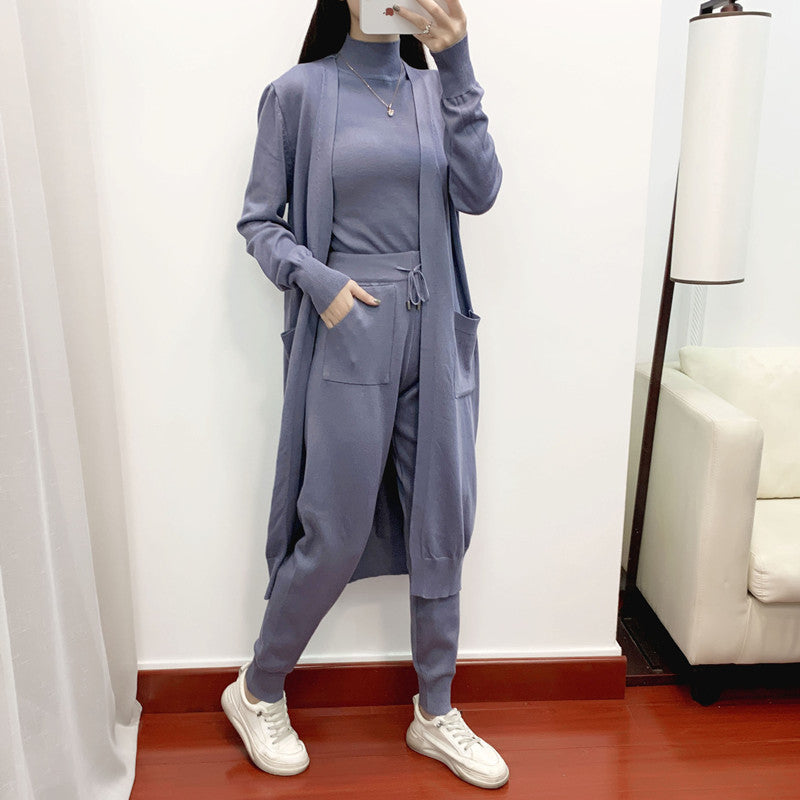Conjunto deportivo informal de tres piezas para mujer, primavera y otoño, con un aspecto juvenil y moderno.