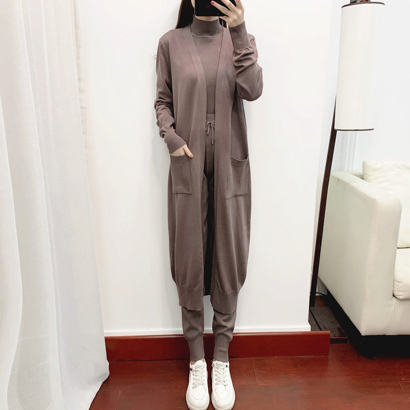 Conjunto deportivo informal de tres piezas para mujer, primavera y otoño, con un aspecto juvenil y moderno.