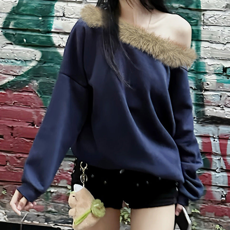 Sudadera holgada con cuello diagonal y costuras peludas de estilo callejero, sexy, informal, con hombros descubiertos y mangas largas