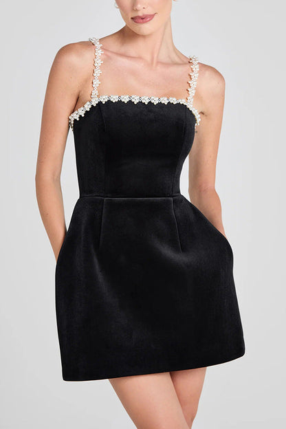 Vestido sexy de terciopelo con tirantes de perlas y cintura ajustada.