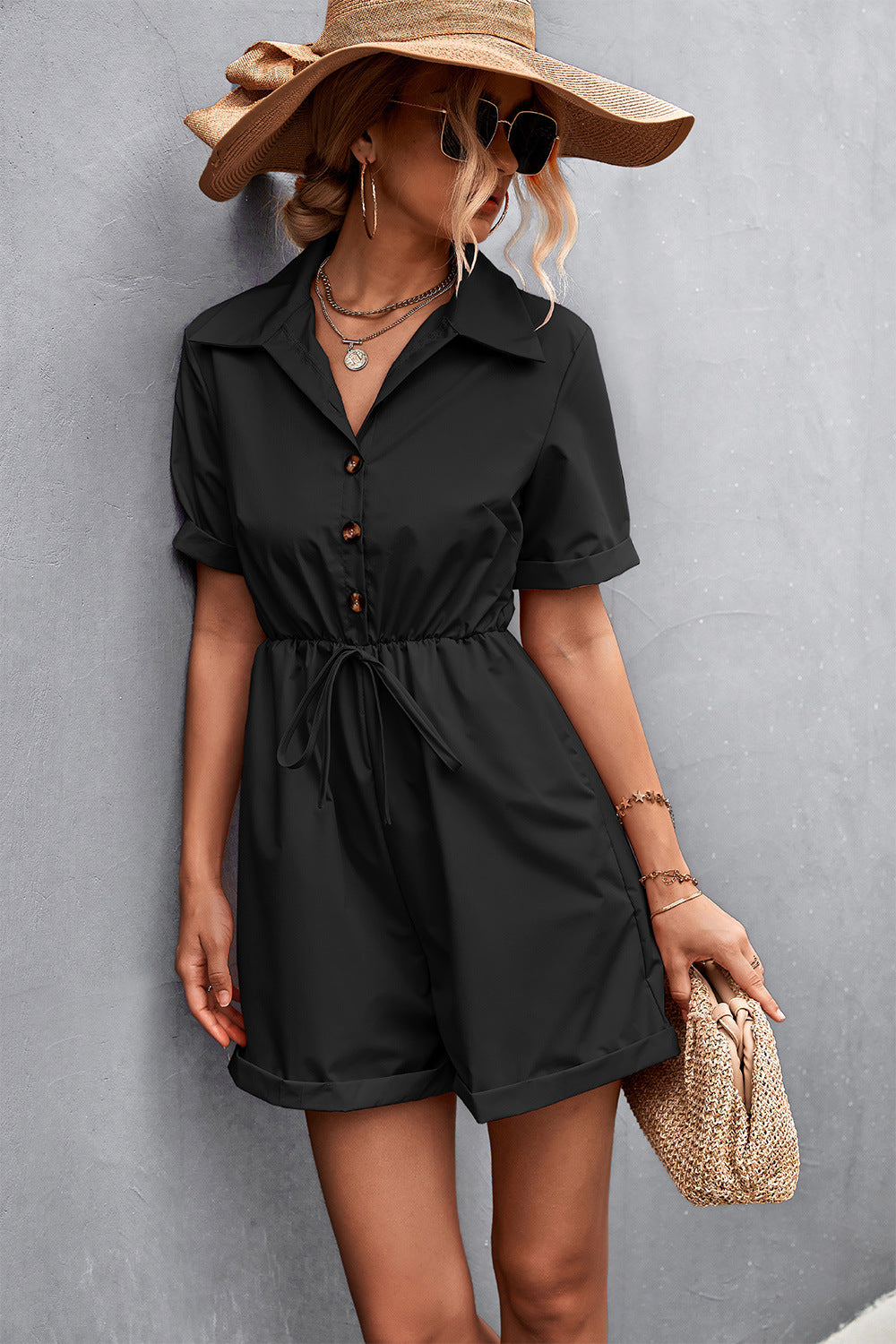 Mono de manga corta con cuello camisero y cordones, popular para primavera y verano