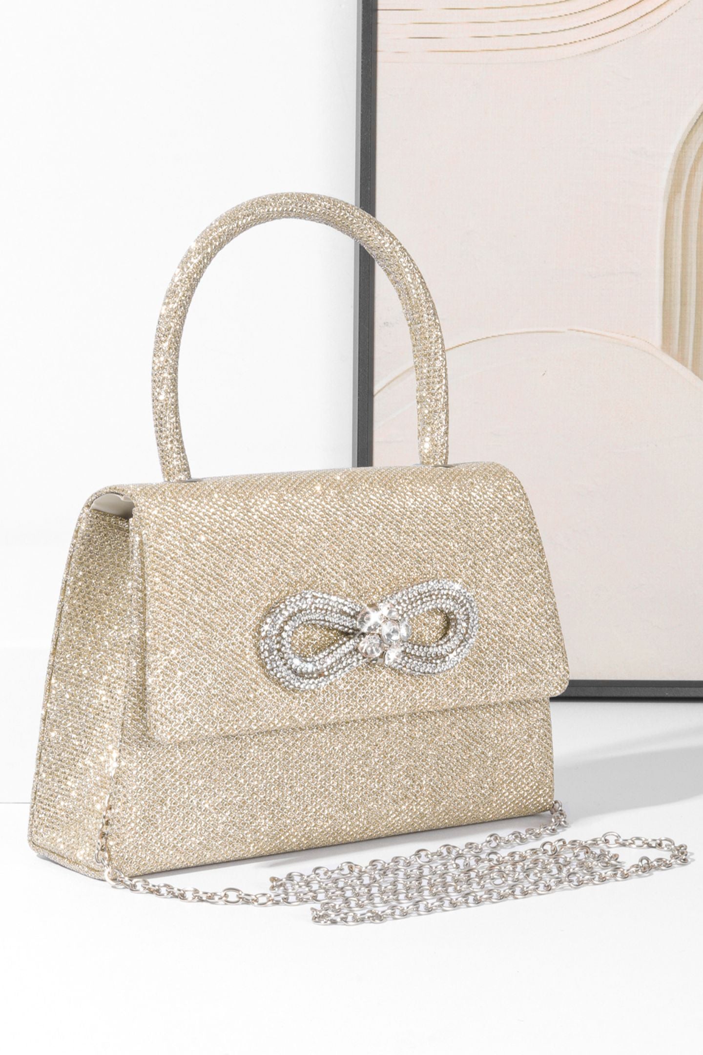 Bolso con asa de diamante y brillo metálico 
