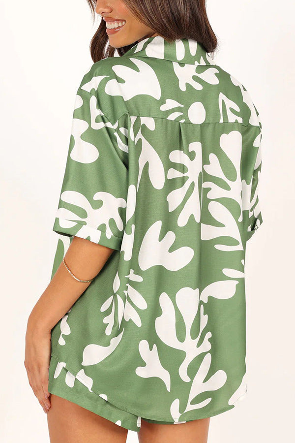 Conjunto de top corto y pantalones cortos estampados con cuello polo para mujer