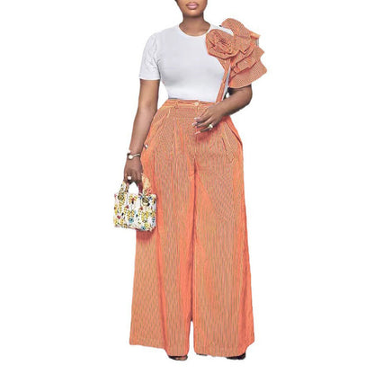 Conjunto de dos piezas con pantalones anchos de pierna y rayas de color contrastante y manga corta con cuello redondo