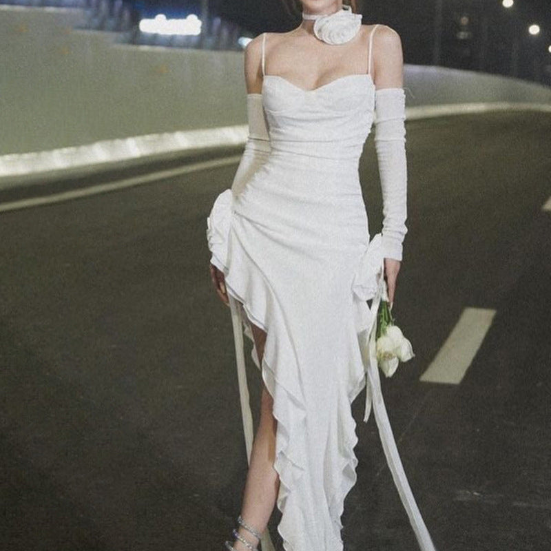 Vestido informal de corte entallado con tirantes, flores y volantes