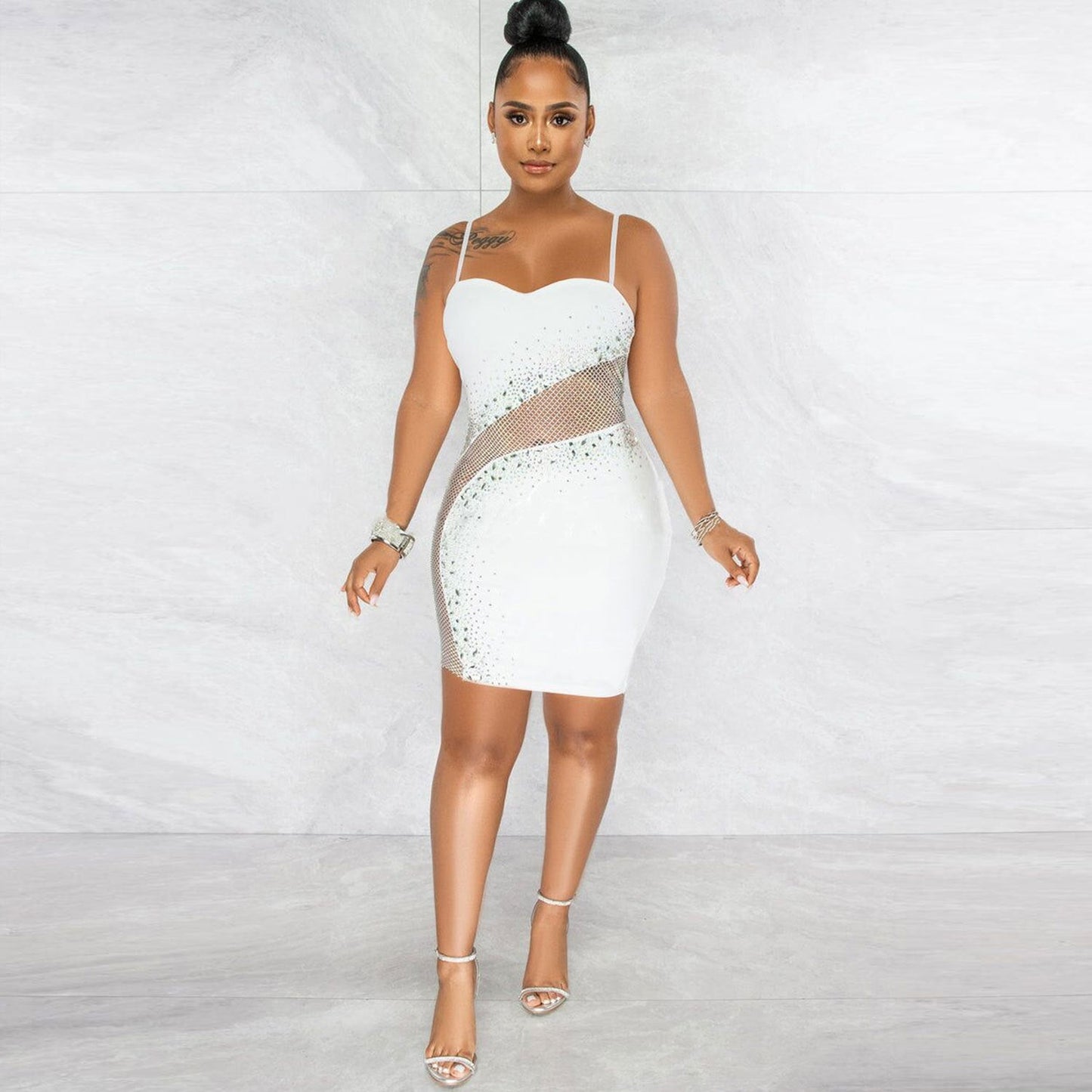 Vestido sexy ajustado de malla con tirantes de diamantes de imitación