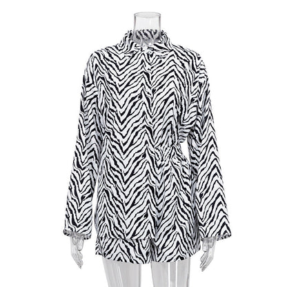 Conjunto de otoño de dos piezas con camisa holgada a rayas blancas y negras y pantalones cortos para mujer