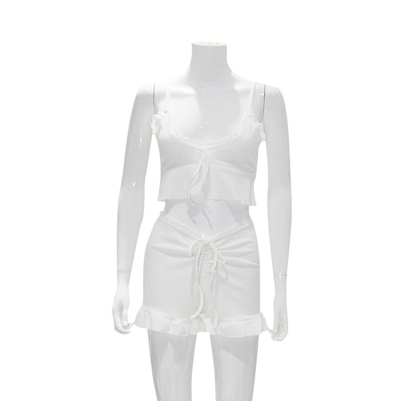 Ropa de mujer, ropa de verano, traje de calle, hipster, color sólido, sin mangas, chaleco con hombros descubiertos, pantalones cortos con ribete de encaje, algodón