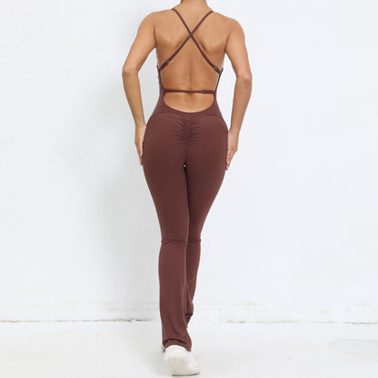 Mono de yoga de una pieza con tirantes ajustables y espalda descubierta, estilo deportivo, de color melocotón y cadera.