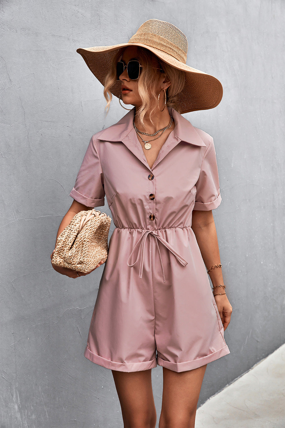 Mono de manga corta con cuello camisero y cordones, popular para primavera y verano