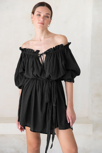 Minivestido fruncido con mangas abullonadas, hombros descubiertos y cordones 