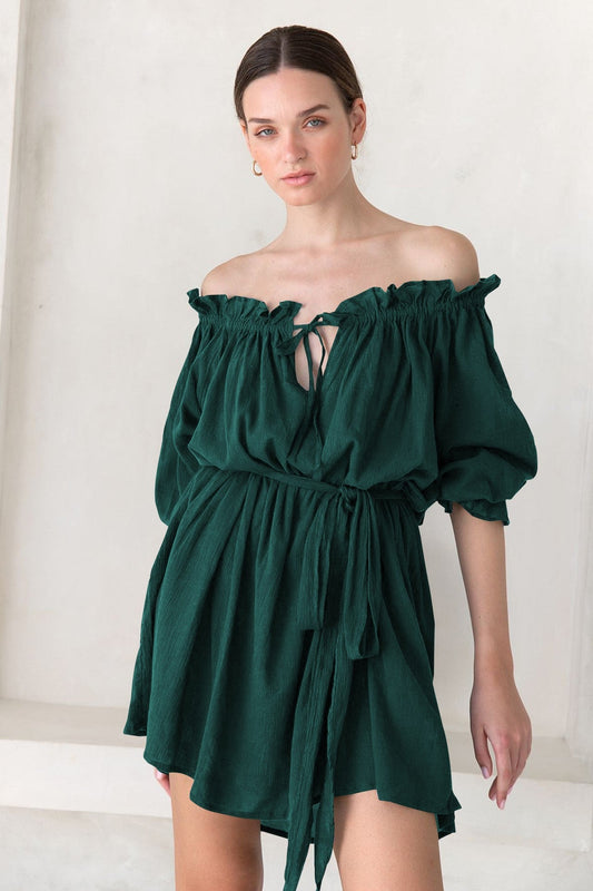 Minivestido fruncido con mangas abullonadas, hombros descubiertos y cordones 