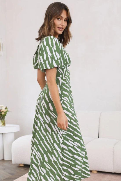 Vestido midi con abertura y escote en V, mangas abullonadas y estampado 