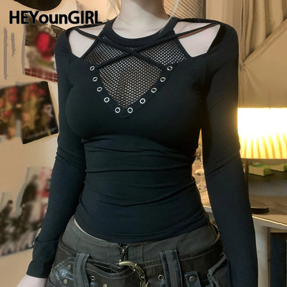 Camiseta gótica de retazos de red con ojales, top ajustado negro con hombros descubiertos, ropa de calle vintage de los años 2000