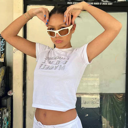 Camiseta de manga corta de verano estilo europeo y americano con parte superior de diamante caliente con letras, camiseta con interior ajustado para mujer