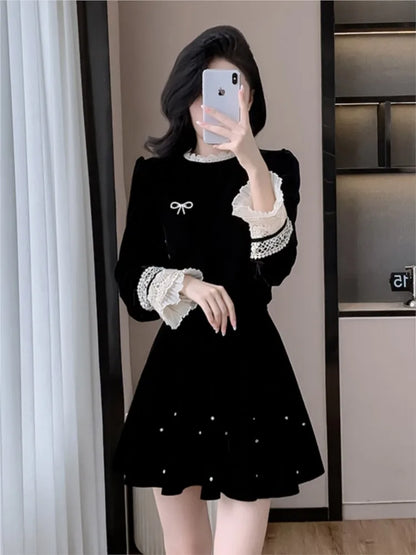 Conjunto elegante de falda de terciopelo de dos piezas para otoño, minifalda con top corto de retazos de encaje de manga larga para mujer, moda coreana Y2K, conjuntos elegantes