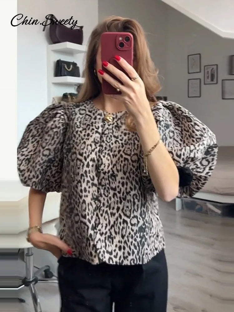 Blusas de manga abullonada con estampado de leopardo para mujer, blusas de verano 2025 con cuello redondo, botones sueltos, tops cortos que combinan con todo, ropa de calle de moda para mujer