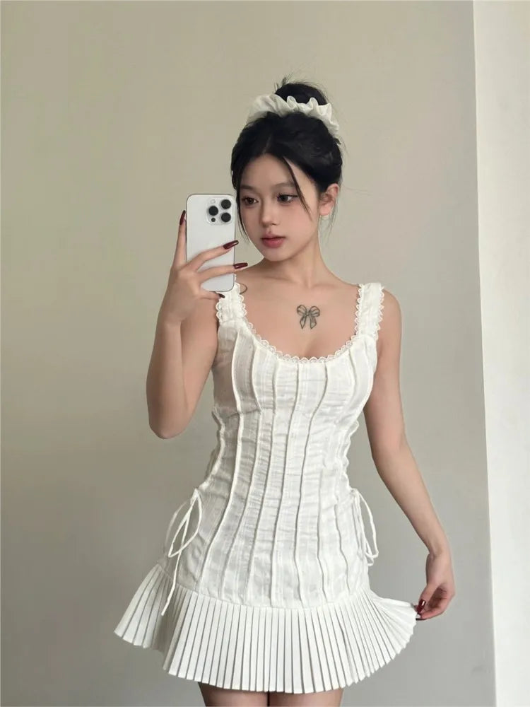 Elegantes vestidos cortos plisados para mujer, verano nuevo, sin mangas, cuello cuadrado, vestido blanco, moda coreana Y2K, vestido de una pieza