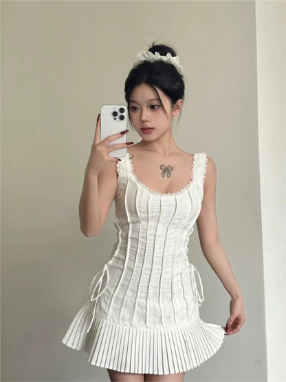 Elegantes vestidos cortos plisados para mujer, verano nuevo, sin mangas, cuello cuadrado, vestido blanco, moda coreana Y2K, vestido de una pieza