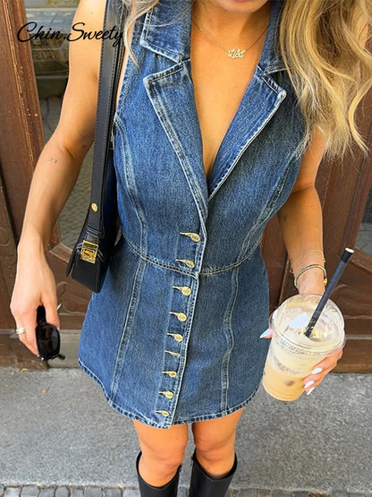 Vestido corto vaquero sexy de corte A con escote en V profundo, sin mangas, de una sola botonadura, de cintura alta, estilo urbano vintage ajustado de verano 2025
