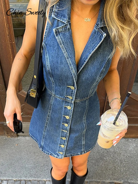 Vestido corto vaquero sexy de corte A con escote en V profundo, sin mangas, de una sola botonadura, de cintura alta, estilo urbano vintage ajustado de verano 2025