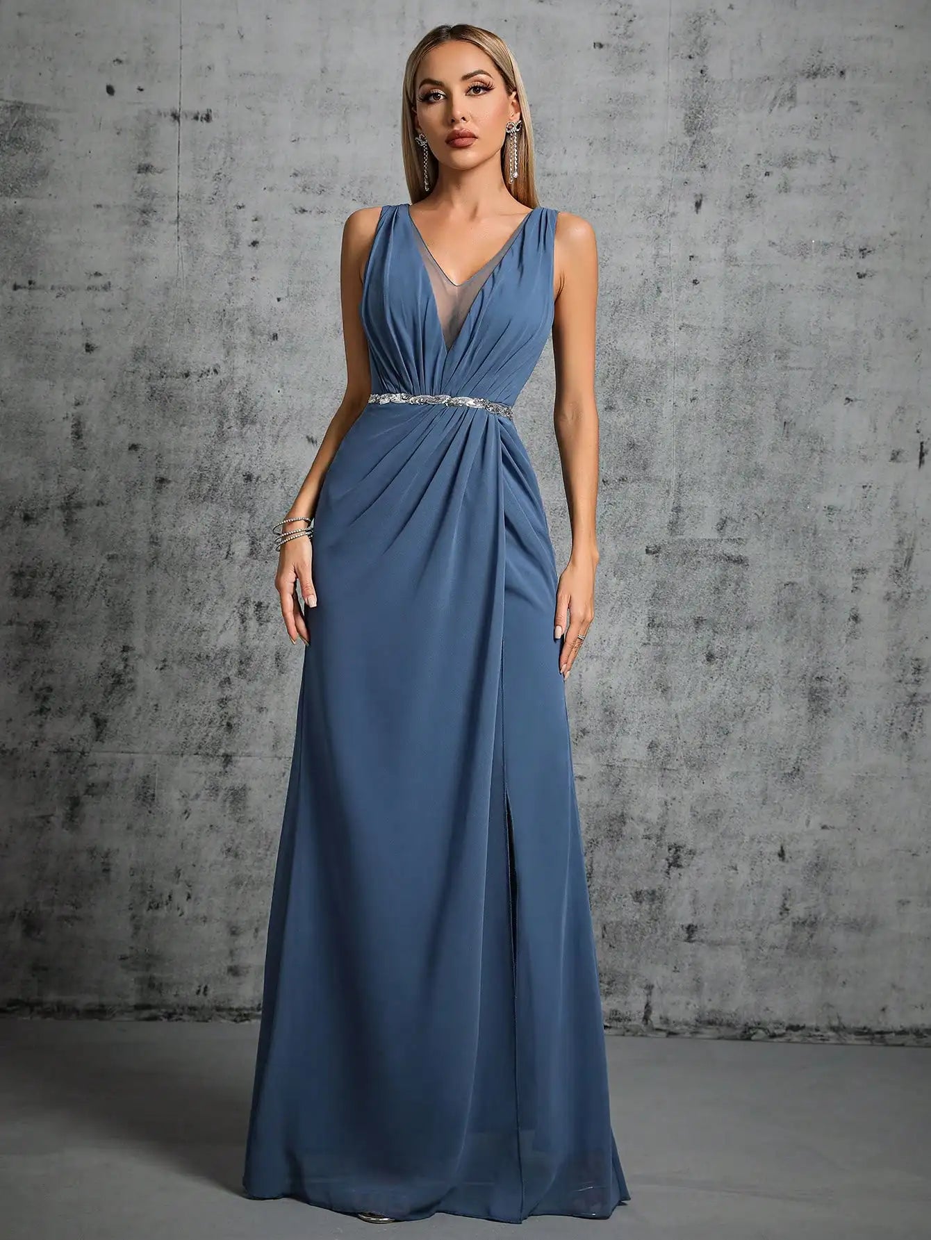 Vestido de noche, vestido de fiesta, vestido de dama de honor, falda plisada de gasa con abertura y cinturón de lentejuelas plateadas con escote en V profundo en los hombros.