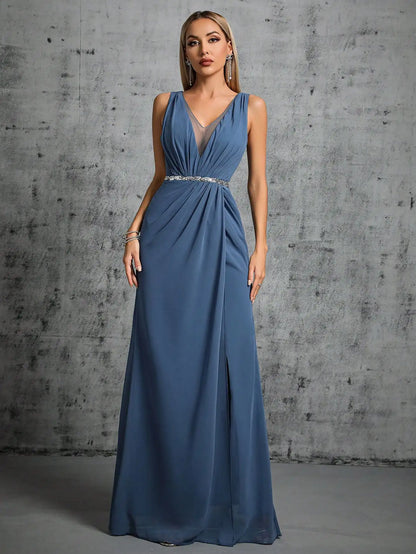 Vestido de noche, vestido de fiesta, vestido de dama de honor, falda plisada de gasa con abertura y cinturón de lentejuelas plateadas con escote en V profundo en los hombros.