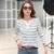 Blusa de estilo primavera otoño para mujer, camisetas informales de manga larga con rayas y cuello en V