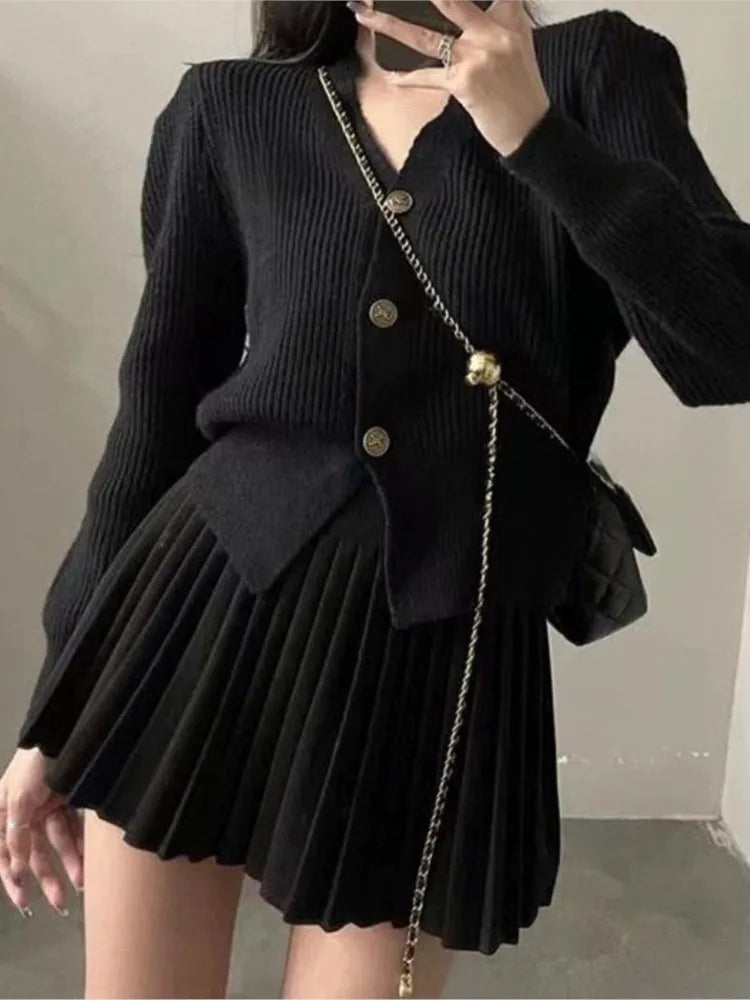 Conjunto informal de punto de 2 piezas: top de escote en V con botonadura sencilla y minifalda plisada de cintura alta, moda coreana para otoño y primavera. Conjuntos lisos.