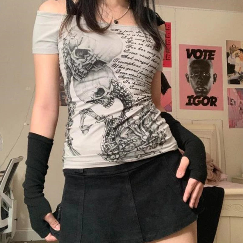 Camiseta de calavera gótica de los años 2000 para mujer, estética grunge, estilo hada, hombros descubiertos, manga corta, gráfica, ropa de calle Y2K