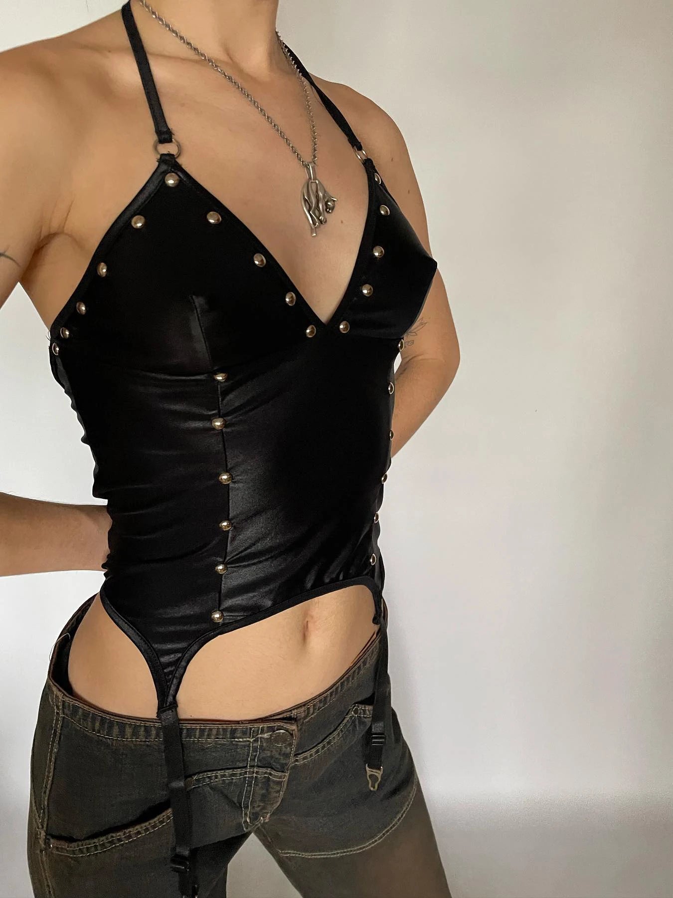 Camisola sexy ajustada de PU con diseño de remaches de satén empalmados para mujer, blusas de moda retro Gyaru Darkly Punk