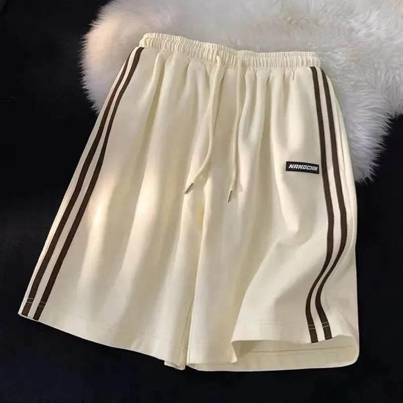 Pantalones cortos a rayas para mujer, ropa de calle de verano, pantalones cortos holgados de pierna ancha, pantalones cortos deportivos coreanos informales con cintura elástica, pantalones cortos de gran tamaño para parejas.