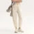 Pantalones casuales para mujer diseñados con un toque de textura. Pantalones cónicos de jacquard con estampado oscuro y un ajuste único y holgado.