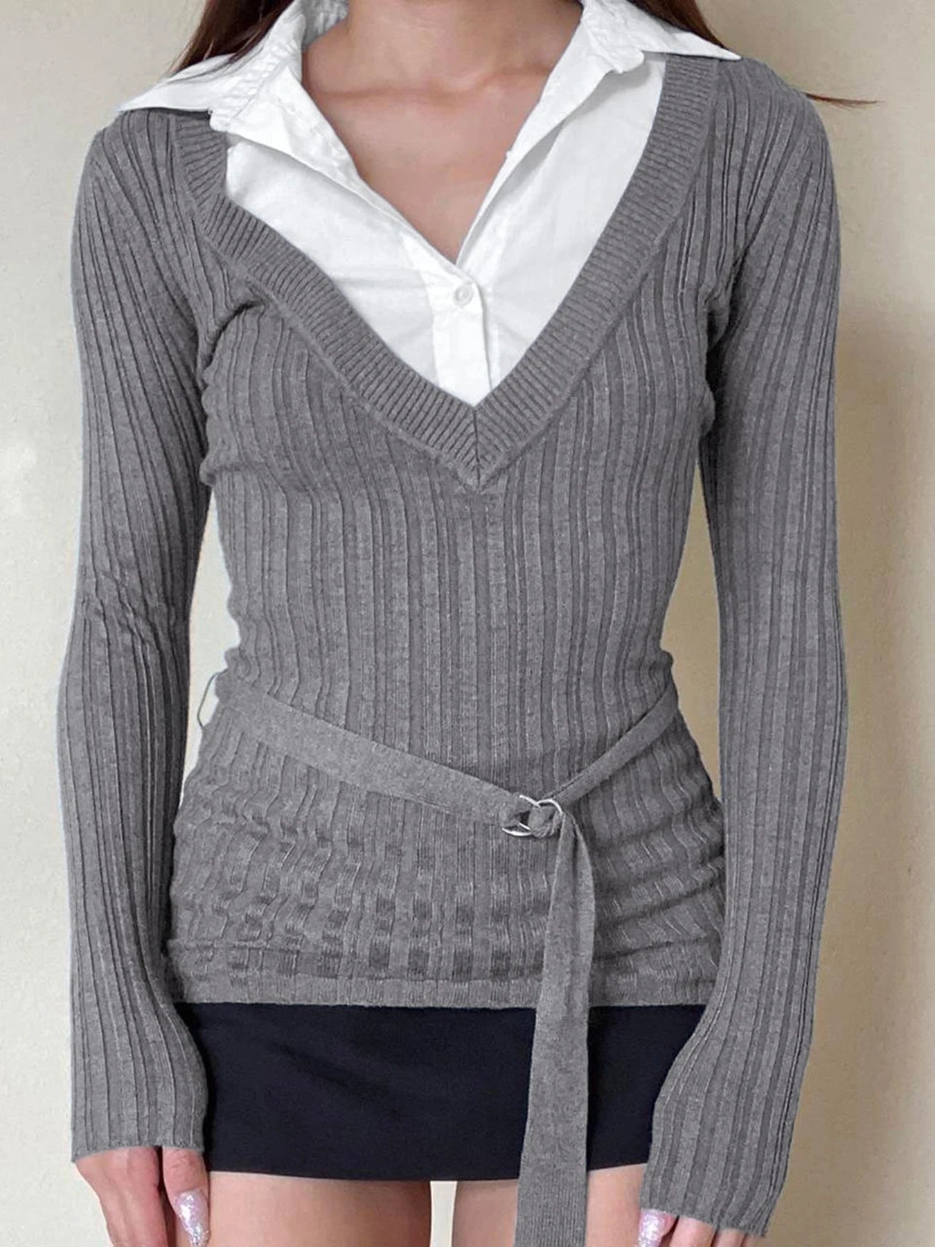 Camiseta básica de manga larga entallada de canalé gris con cinturones y cuello vuelto con parches en contraste para mujer, otoño e invierno