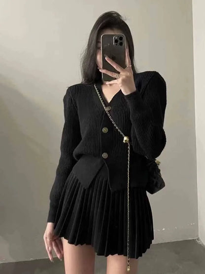 Conjunto informal de punto de 2 piezas: top de escote en V con botonadura sencilla y minifalda plisada de cintura alta, moda coreana para otoño y primavera. Conjuntos lisos.