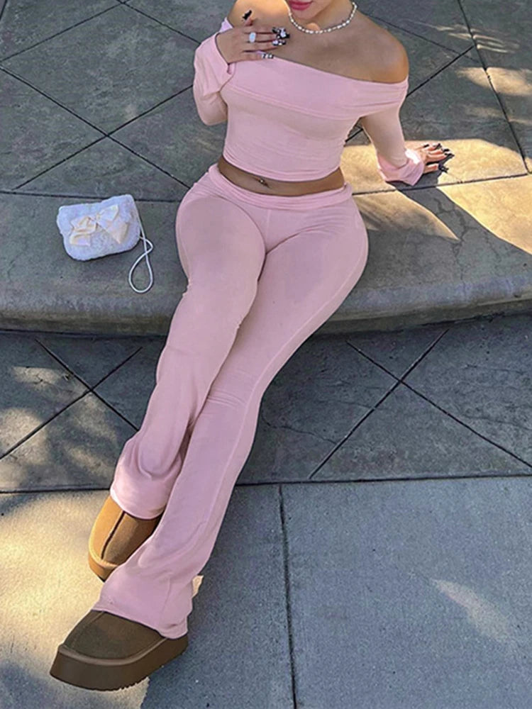 Conjunto de 2 piezas de camiseta y pantalón acampanado de manga larga con hombros descubiertos y fruncido para mujer