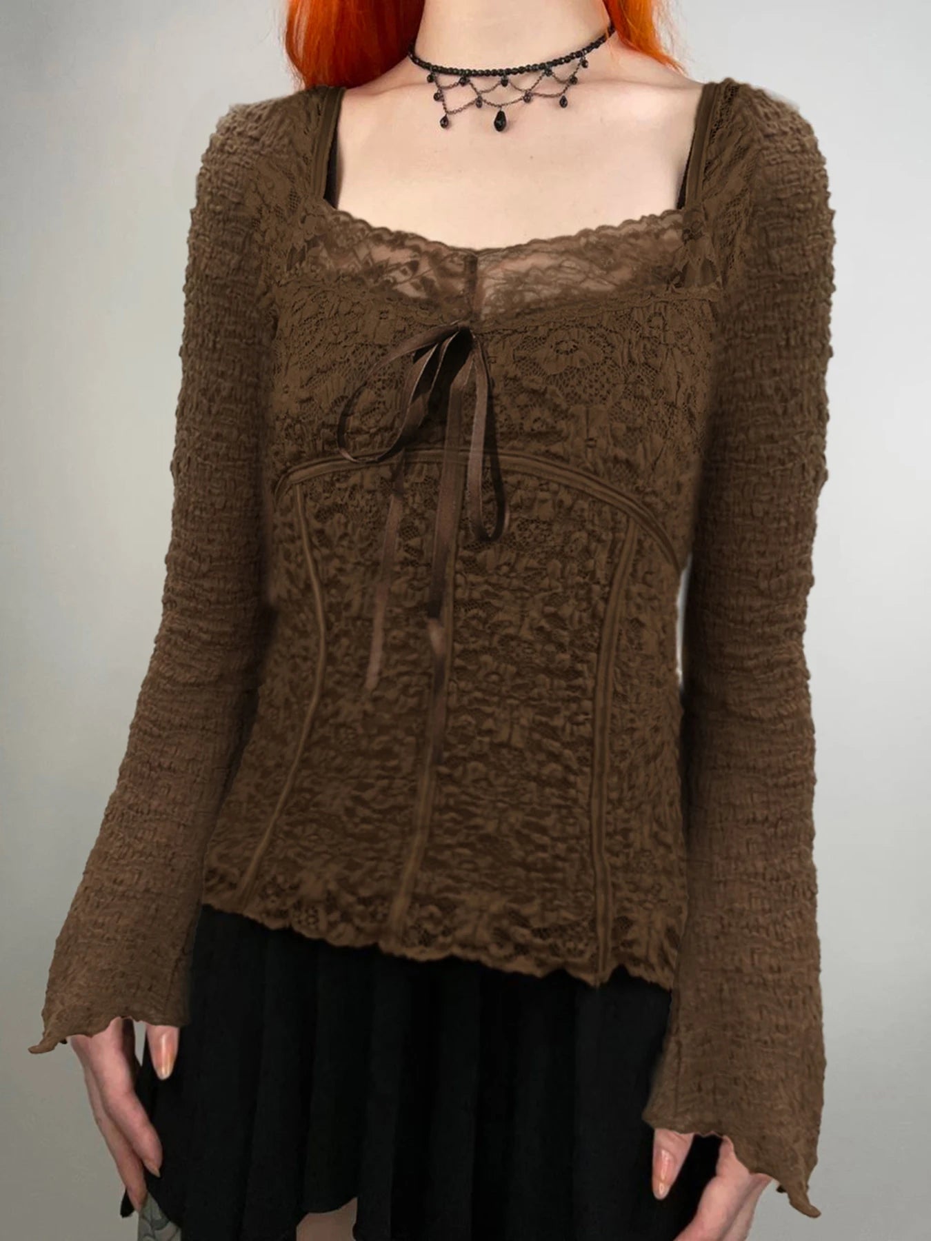 Blusa de manga larga marrón con escote en V y ribete de encaje Hotsweet, con lazo y mangas acampanadas, estilo elegante Y2k para otoño.