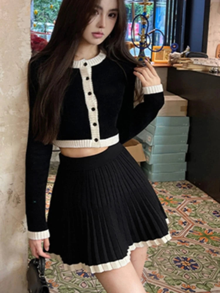 Conjunto de dos piezas de punto dulce para mujer, top corto de manga larga con botonadura sencilla y minifalda plisada, moda kawaii para otoño y primavera.