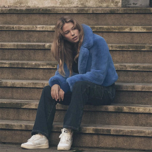 Abrigo de piel de conejo sintético azul para mujer, chaqueta corta de moda urbana, nueva tendencia de invierno, abrigos y prendas de vestir exteriores