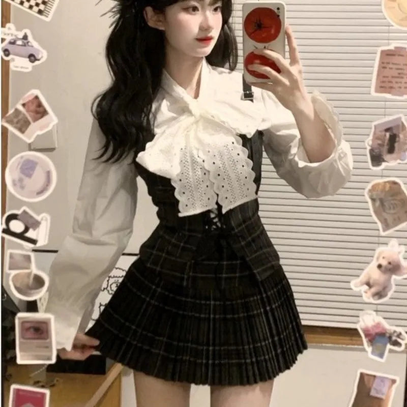 Conjunto de 3 piezas estilo retro coreano de otoño para mujer, camisa blanca, chaleco de tirantes y falda plisada, diseño de estilo universitario, moda Y2K.