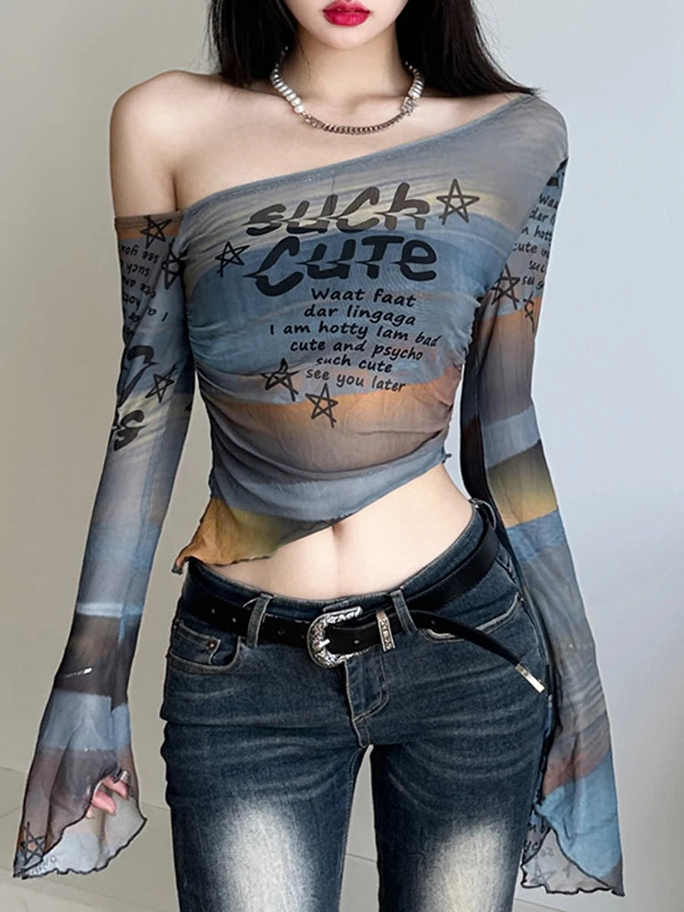 Camiseta asimétrica con cuello oblicuo y estampado de letras en tela para mujer, diseño de mangas acampanadas, blusas elegantes y ajustadas con personalidad.