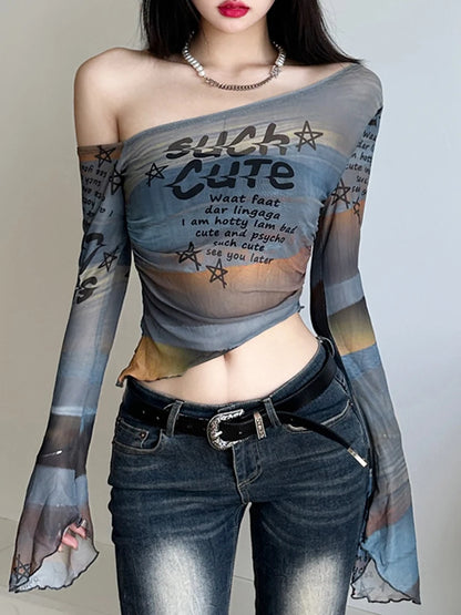 Camiseta asimétrica con cuello oblicuo y estampado de letras en tela para mujer, diseño de mangas acampanadas, blusas elegantes y ajustadas con personalidad.