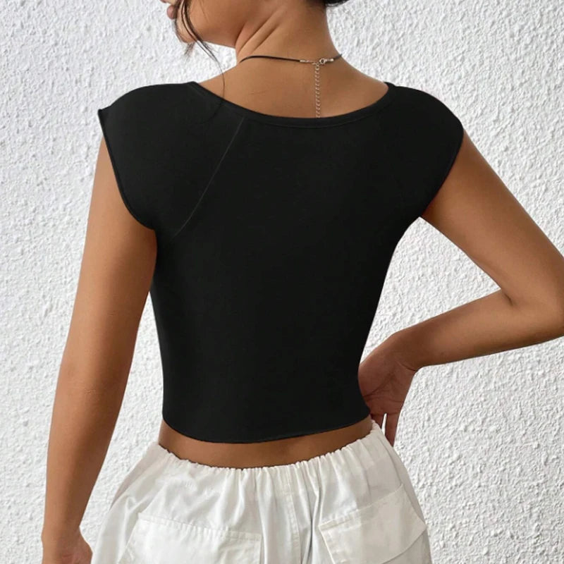 Las nuevas Spice Girls europeas y americanas sexys de Instagram diseñan una camiseta corta y fina con una abertura debajo del pecho.