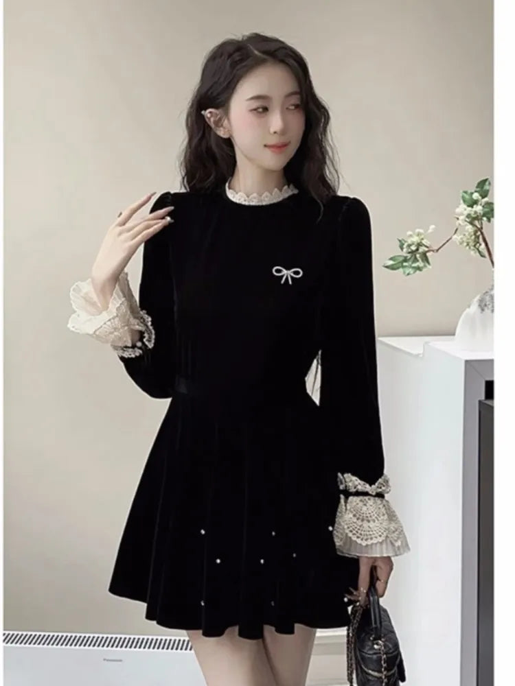 Conjunto elegante de falda de terciopelo de dos piezas para otoño, minifalda con top corto de retazos de encaje de manga larga para mujer, moda coreana Y2K, conjuntos elegantes
