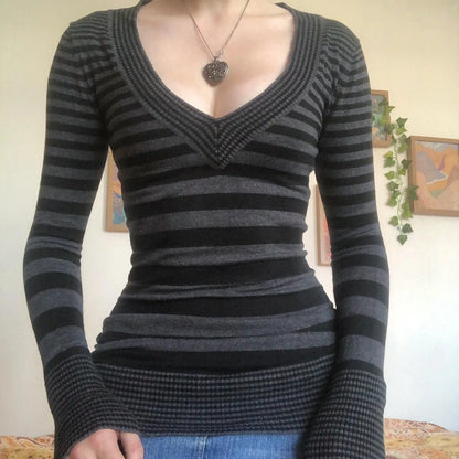 Camiseta vintage Y2K Grunge Emo de los años 00, con rayas negras y grises, cuello en V, manga larga, estilo jersey, estilo retro chic de otoño para mujer, estilo gótico.